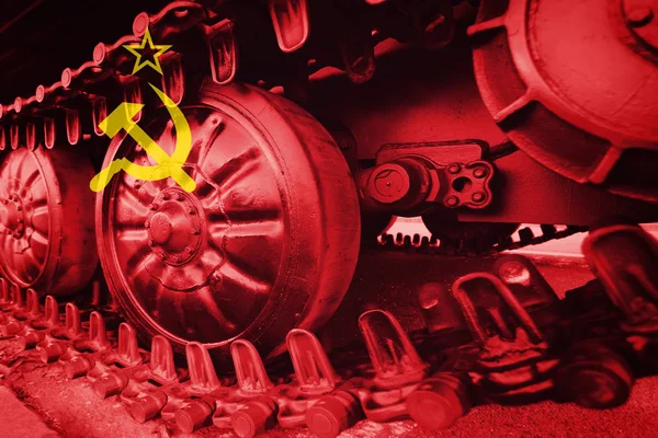 Militära tank närbild Caterpillar spår med Sovjetunionens flagga Backgrou — Stockfoto