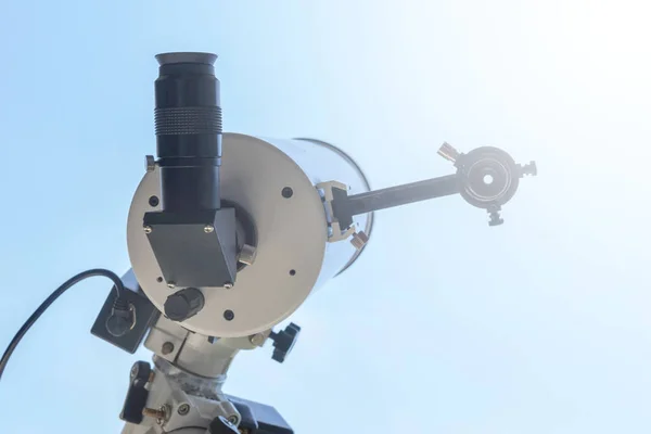 Obserwacji słońca z teleskopu. Teleskop zaćmienie słońca — Zdjęcie stockowe