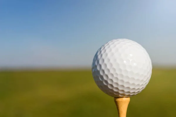 Golfový míček na odpališti. Detailní záběr. — Stock fotografie