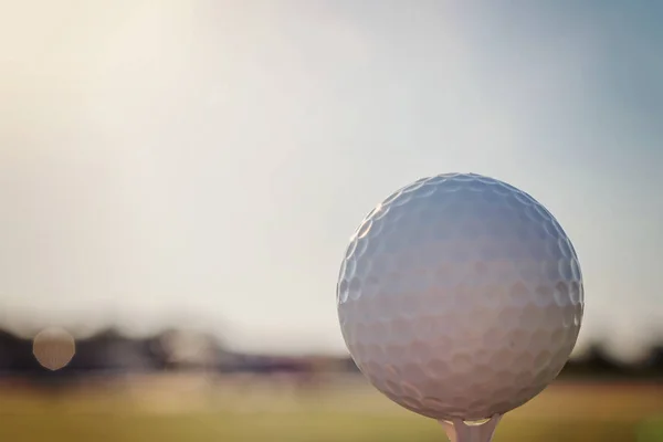 Golfový míček na odpališti. Detailní záběr. — Stock fotografie