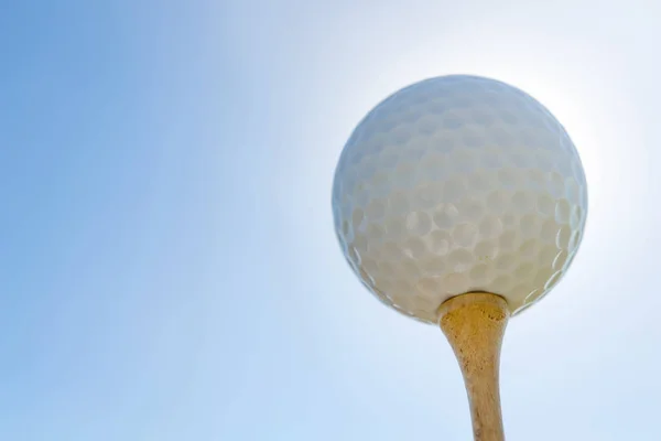 Golfový míček na odpališti. Detailní záběr. — Stock fotografie