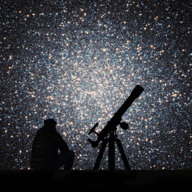 Adam teleskopuyla yıldızlara bakarak. Küresel küme Omega Centauri