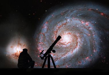 Adam teleskopuyla yıldızlara bakarak. Girdap Gökadası M51