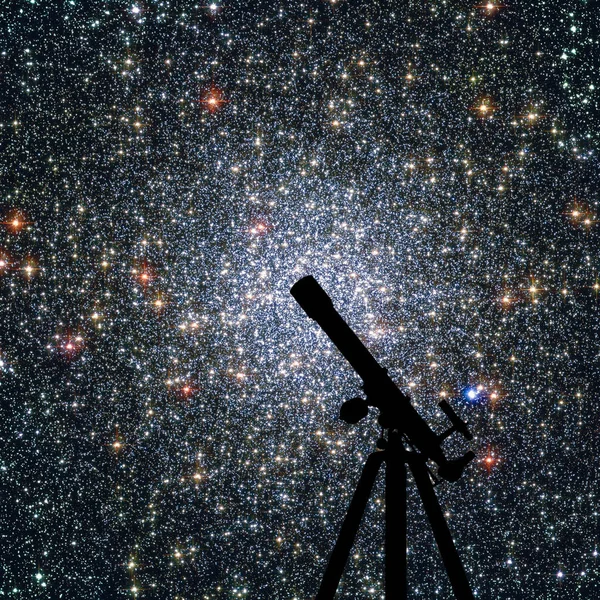 Fundo espacial com silhueta de telescópio. Cluster globular 47 Tucanae — Fotografia de Stock