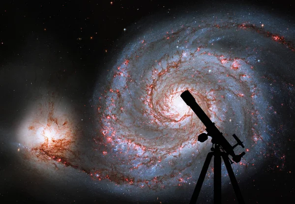 空间背景与望远镜的剪影。旋涡星系. — 图库照片