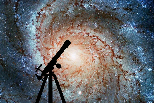 Helyet a háttér távcső sziluettje. Kerék galaxis M101 — Stock Fotó