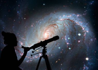 Teleskop ile yıldızlara bakarak kız. Yıldız kreş Ngc 1672