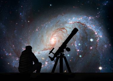 Adam teleskopuyla yıldızlara bakarak. Yıldız kreş Ngc 1672