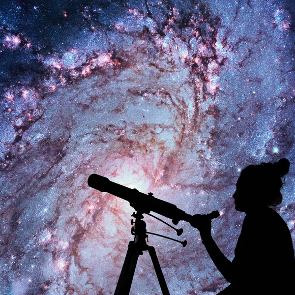 Menina olhando para as estrelas com telescópio. Messier 83 — Fotografia de Stock