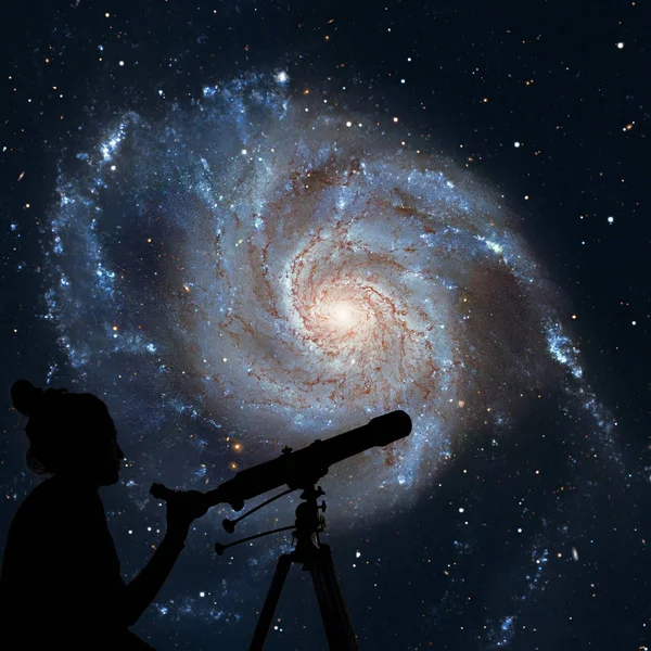 Menina olhando para as estrelas com telescópio. Pinwheel Galaxy Messier 101 — Fotografia de Stock