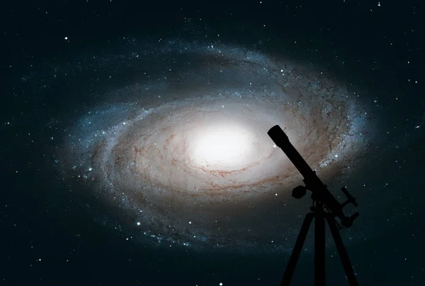 Fond spatial avec silhouette de télescope. Galaxie de Bode, M81 — Photo