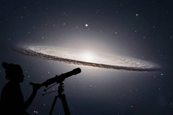 A lány nézte a csillagokat a távcső. Sombrero-galaxis M104 — Stock Fotó