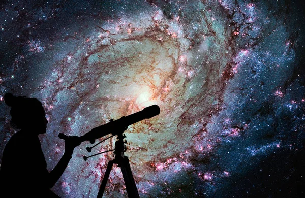 Menina olhando para as estrelas com telescópio. Messier 83 — Fotografia de Stock