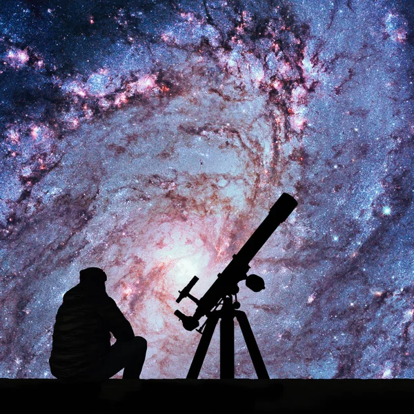 Homem com telescópio a olhar para as estrelas. Messier 83 — Fotografia de Stock