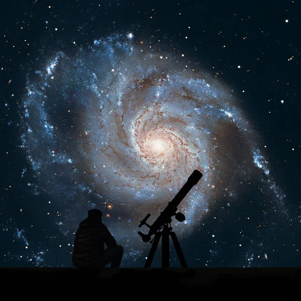 Homme avec télescope regardant les étoiles. Roue dentée Galaxy Messier 101 — Photo