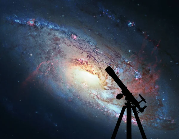 Helyet a háttér távcső sziluettje. Spirális galaxis M106 — Stock Fotó