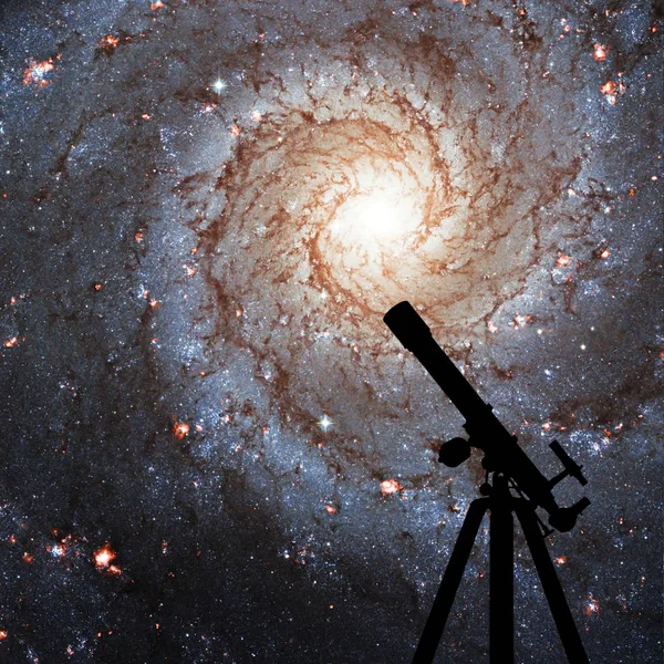 Uzay Teleskobu silueti ile arka plan. Messier 74