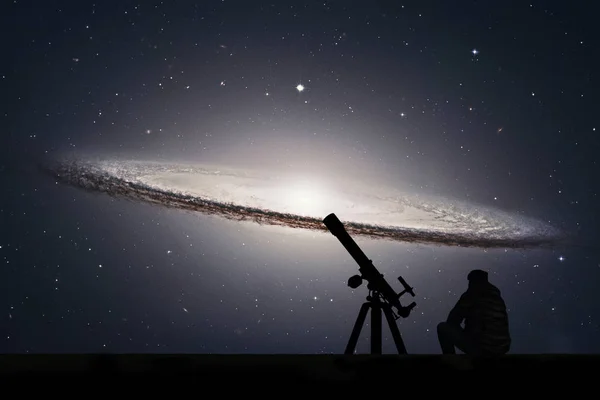 Férfi távcső nézte a csillagokat. Sombrero-galaxis M104 — Stock Fotó