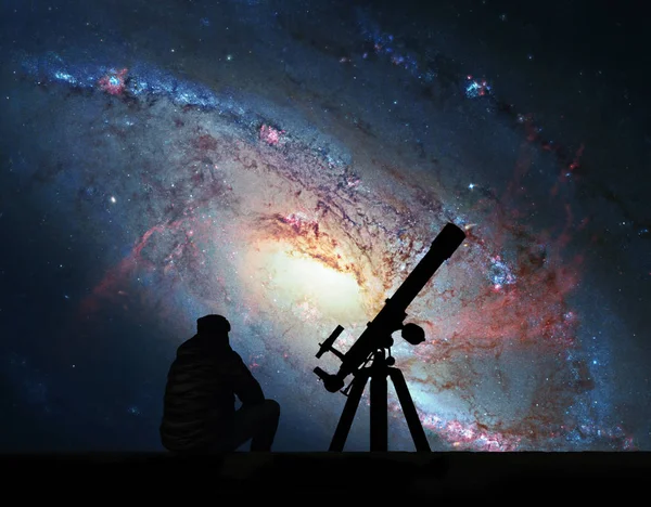 Homme avec télescope regardant les étoiles. Galaxie spirale M106 — Photo