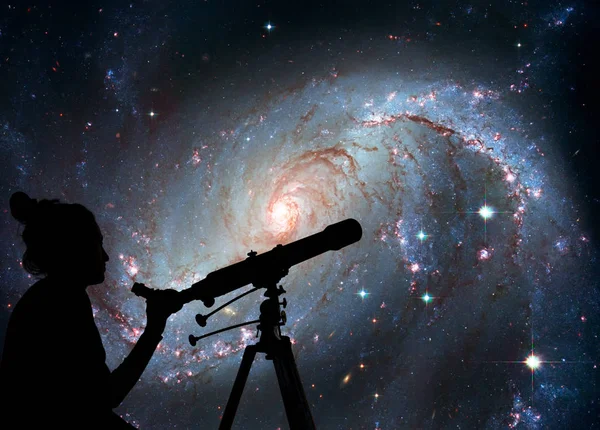 Fille regardant les étoiles avec un télescope. Pépinière stellaire NGC 1672 — Photo