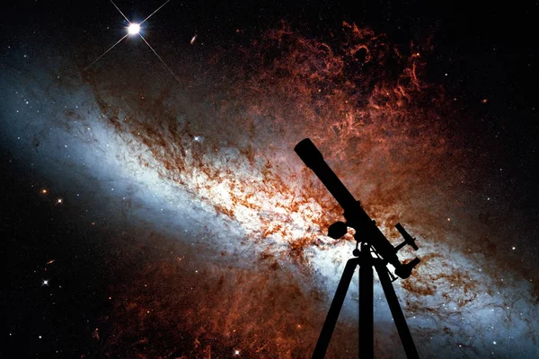 Простір фону з силует телескоп. Галактика Сигара — стокове фото