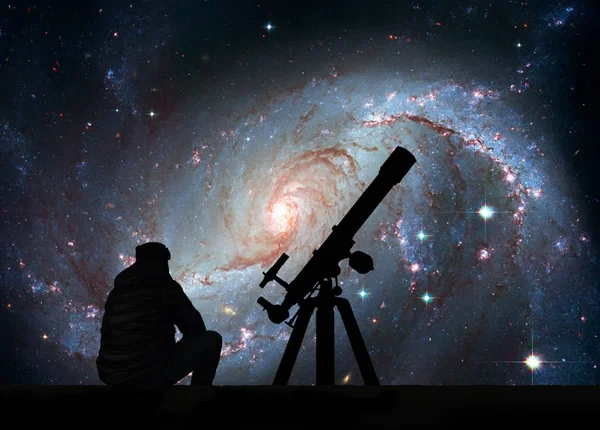 Homem com telescópio a olhar para as estrelas. Berçário estelar NGC 1672 — Fotografia de Stock