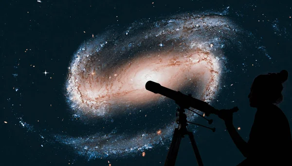 Menina olhando para as estrelas com telescópio. Galáxia espiral — Fotografia de Stock