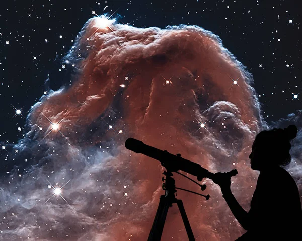 Menina olhando para as estrelas com telescópio. A Nebulosa Cabeça de Cavalo — Fotografia de Stock