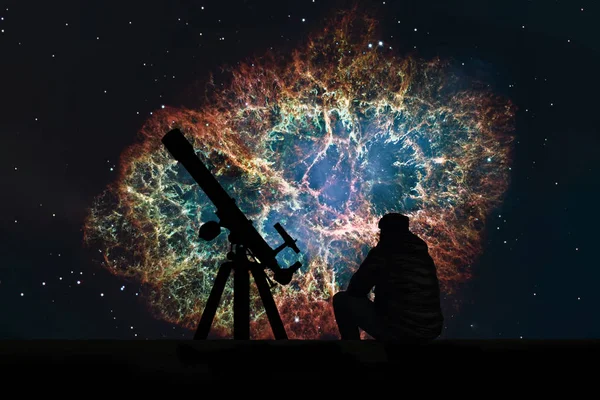 Homem com telescópio a olhar para as estrelas. Nebulosa do Caranguejo — Fotografia de Stock