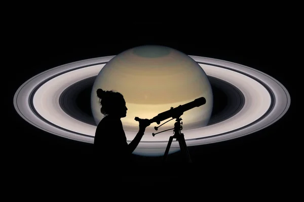 Dziewczyna, patrząc na gwiazdy z teleskopu. Saturn planet — Zdjęcie stockowe