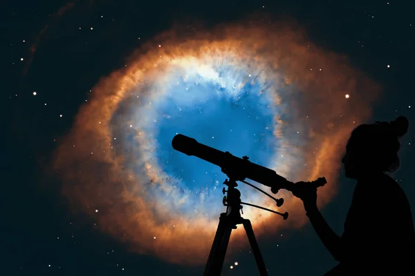 Девушка смотрит на звезды с помощью телескопа. Туманность Спираль — стоковое фото