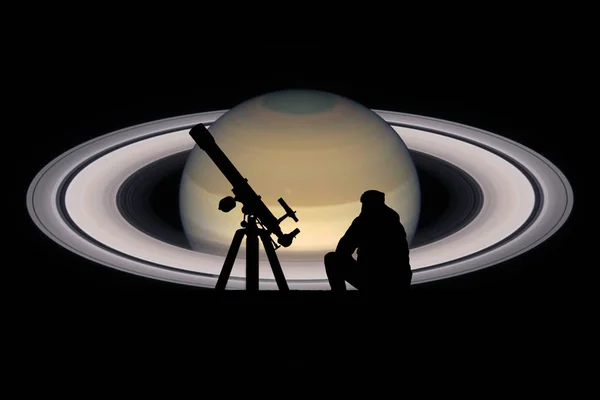 Adam teleskopuyla yıldızlara bakarak. Satürn gezegeni — Stok fotoğraf
