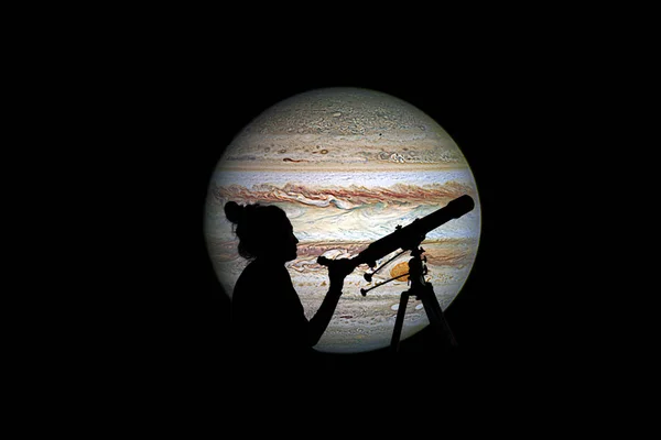 Dziewczyna, patrząc na gwiazdy z teleskopu. Planety Jowisz, — Zdjęcie stockowe