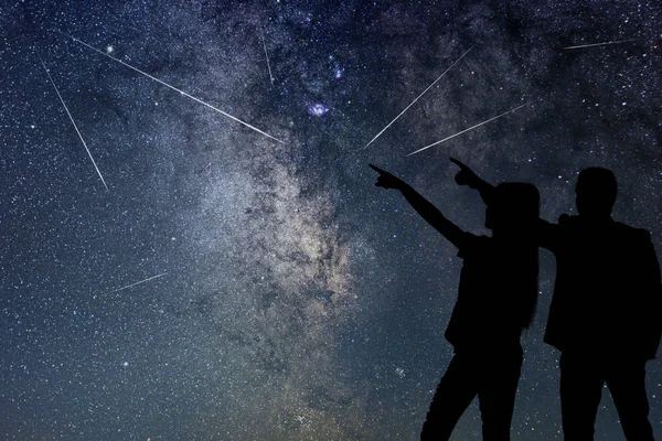 Sziluettjét a fiatal pár figyel meteorzápor. Közel az ég. — Stock Fotó
