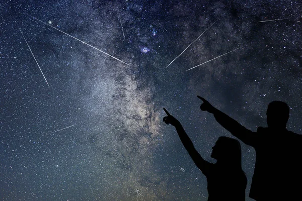 Gelukkige familie bekijkt meteorenzwerm. Nabij Sky. — Stockfoto