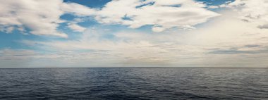 Mavi deniz ve gökyüzü ufku