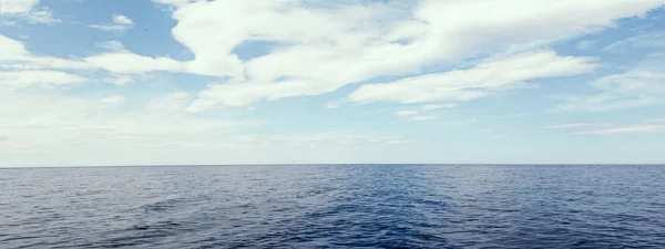 Mar azul y horizonte del cielo — Foto de Stock