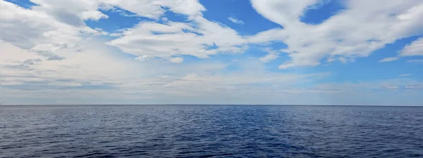 Голубое море и горизонт неба — стоковое фото