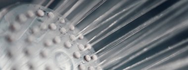 Closeup dökülmesini su akışı ile duş başlığı.