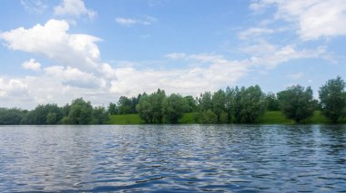 Orman gölü Mavi bulutlu gökyüzünün altında