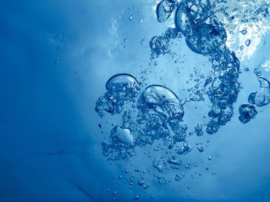 Güneş ışığıyla birlikte su altı kabarcıkları. Sualtı Arkaplanı Baloncukları.