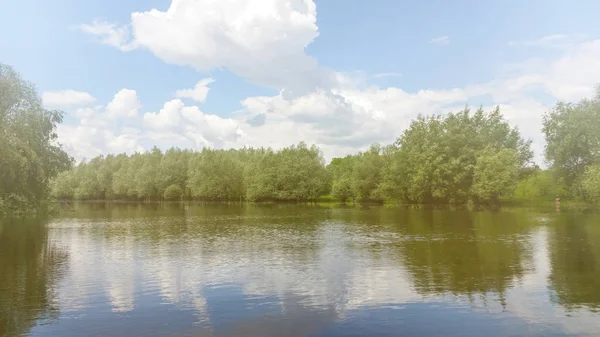 Krásná letní krajina s řekou a modrou oblohou — Stock fotografie