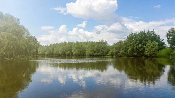 Krásná letní krajina s řekou a modrou oblohou — Stock fotografie