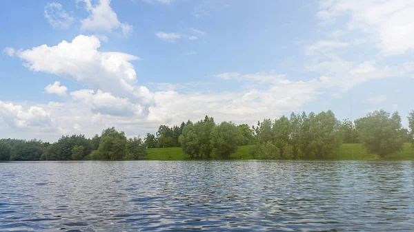 Prachtig zomers landschap met rivier en blauwe lucht — Stockfoto