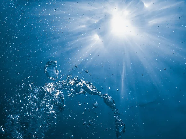 Burbujas submarinas con luz solar. Burbujas de fondo submarino. — Foto de Stock