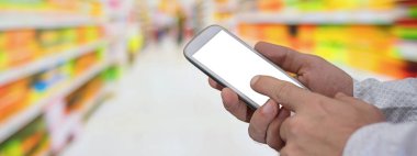 Dokunmatik ekran cep telefonu üzerinde alışveriş. Internet sipariş satın alma t
