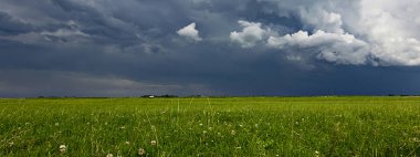 Yaz Stor SuperCell fırtına bulutların üzerinde yeşil çayır çimen