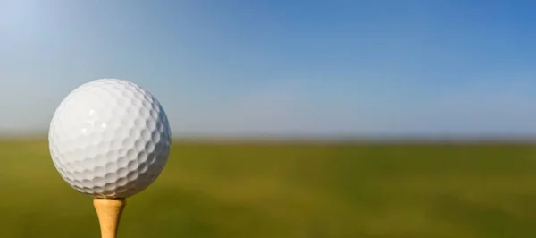 Golfbal op tee. Close-up. — Stockfoto