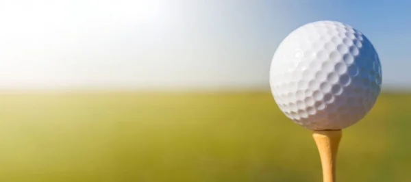 Golf ball on tee. Close up. — Stock Photo, Image