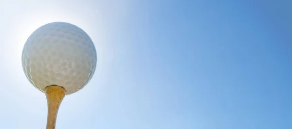 Golf ball on tee. Close up. — Stock Photo, Image